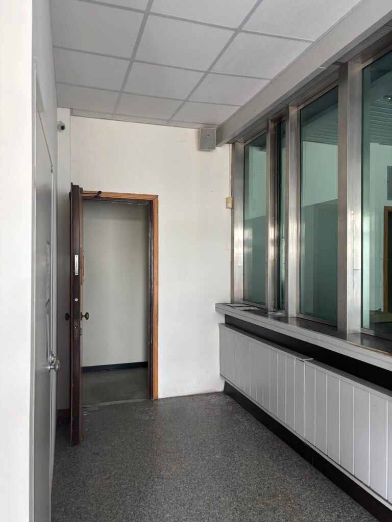 Entire building with two apartments and 190 m² of commercial space for sale - foto 2
